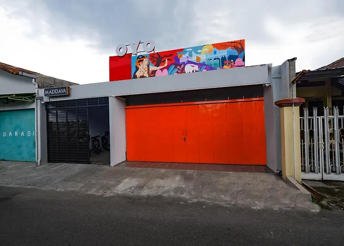 Oyo 2545 Maddava House Hotel Surakarta 